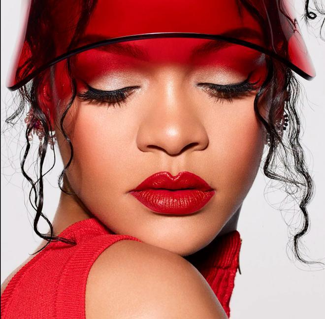 Rihanna crea la barra de labios recargable