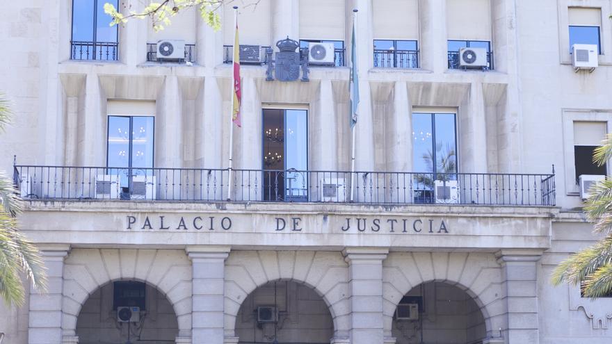 Archivo - Detalle de la fachada principal de la Audiencia Provincial de Sevilla