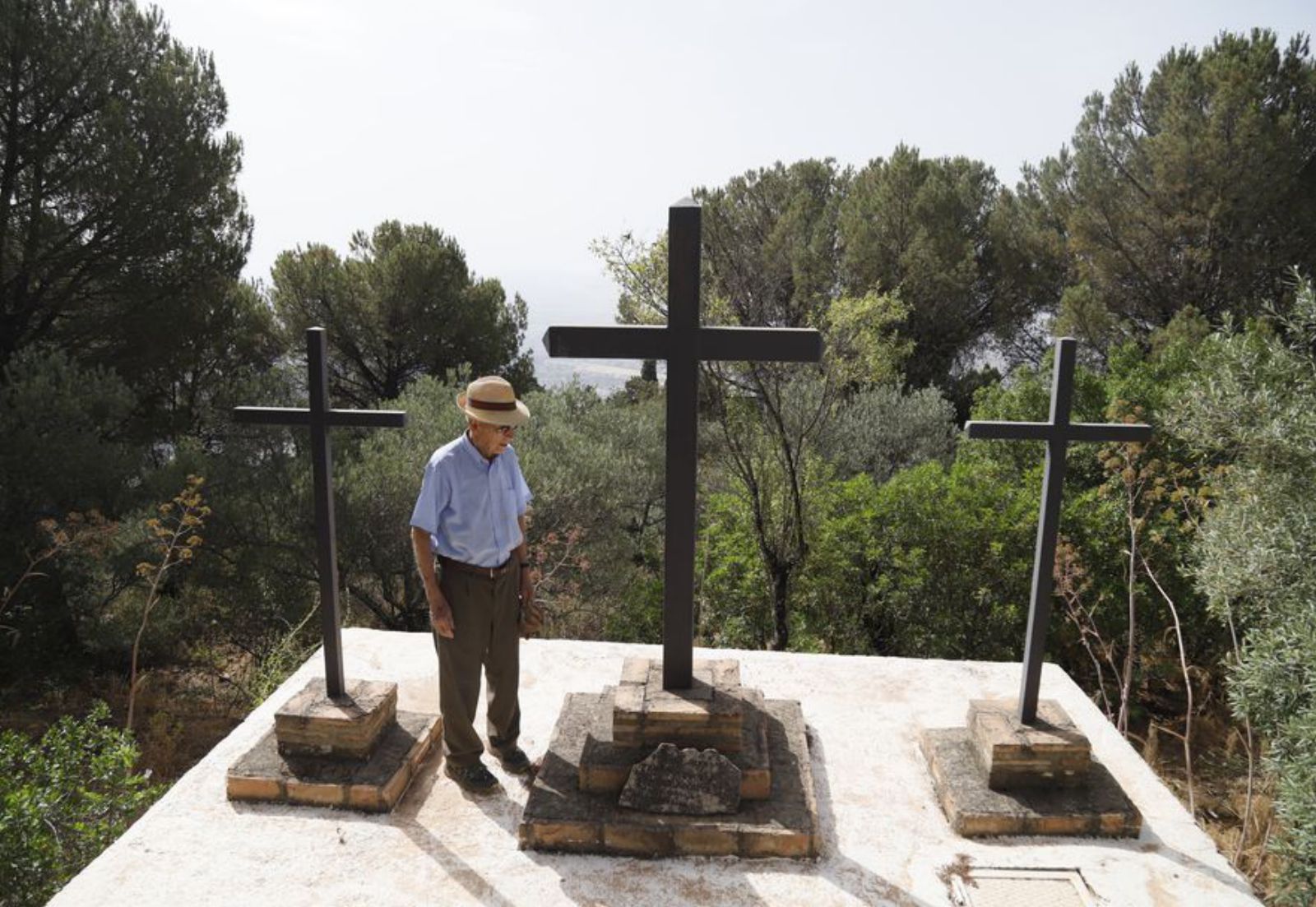 El padre Delfín entre las tres cruces de una ermita.