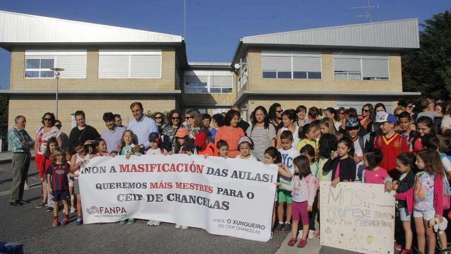 La manifestación de ayer a las puertas del CEIP Chancelas. // Santos Álvarez