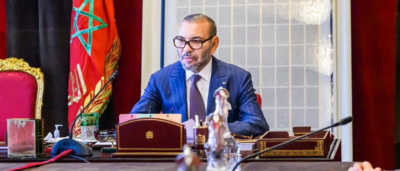 El rey de Marruecos, Mohamed VI, en una reunión para activar el programa de emergencia para reconstruir viviendas, el pasado jueves en Rabat.