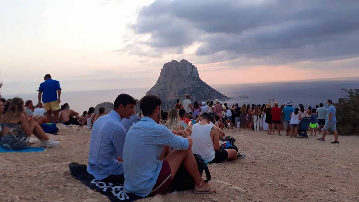 La puesta de sol en Ibiza, un botellón con vistas