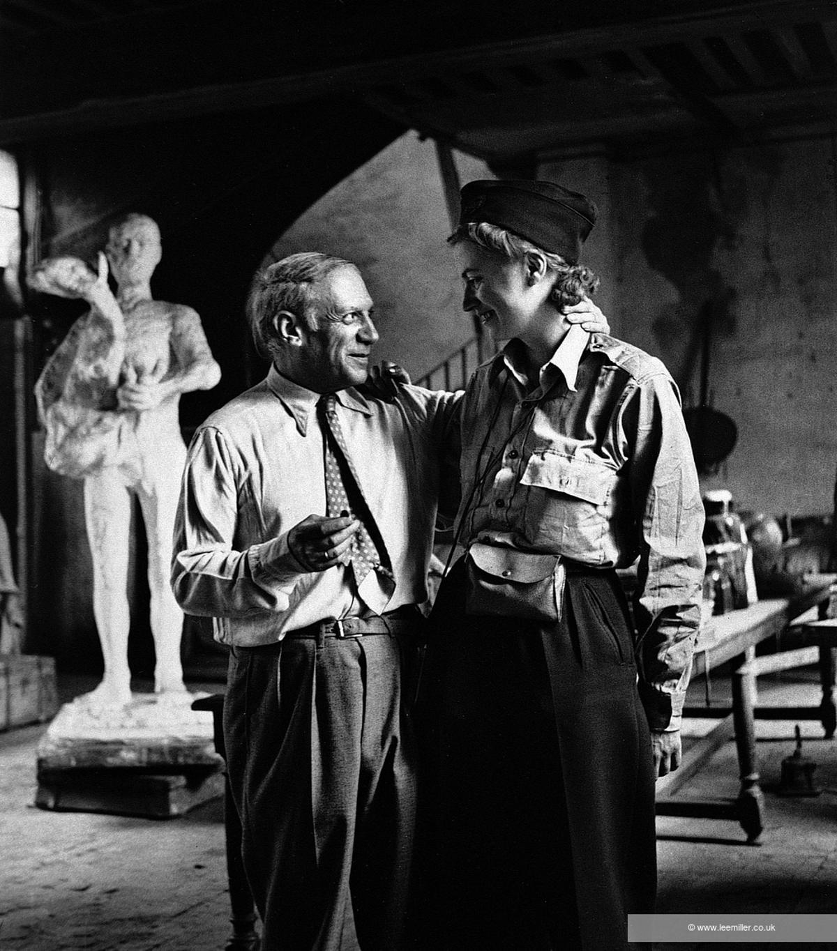 Picasso y Lee Miller, en el estudio del pintor en el París recién liberado.