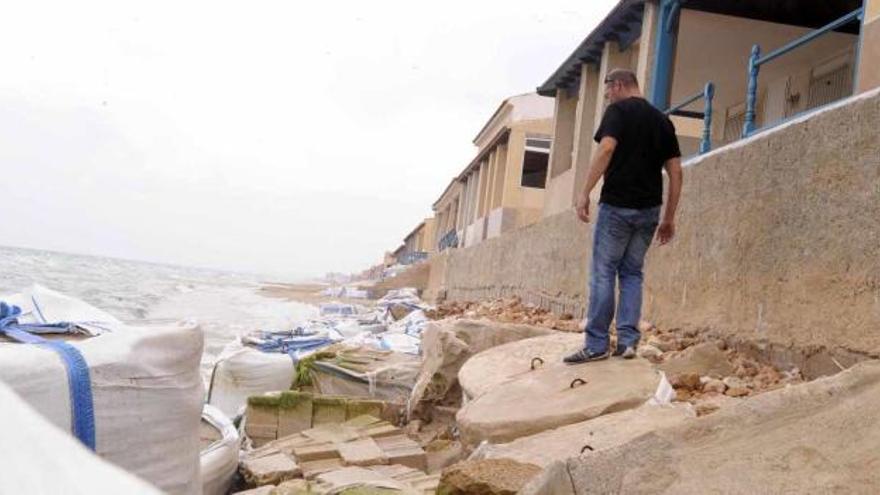 Los vecinos colocaron piedras y bloques de hormigón para frenar el daño del oleaje en sus viviendas.