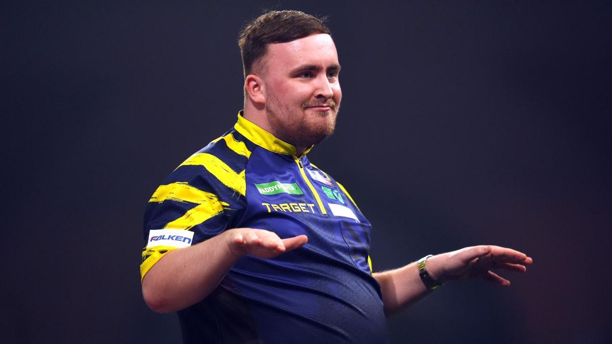 Luke Littler, en acción durante el World Darts Championship