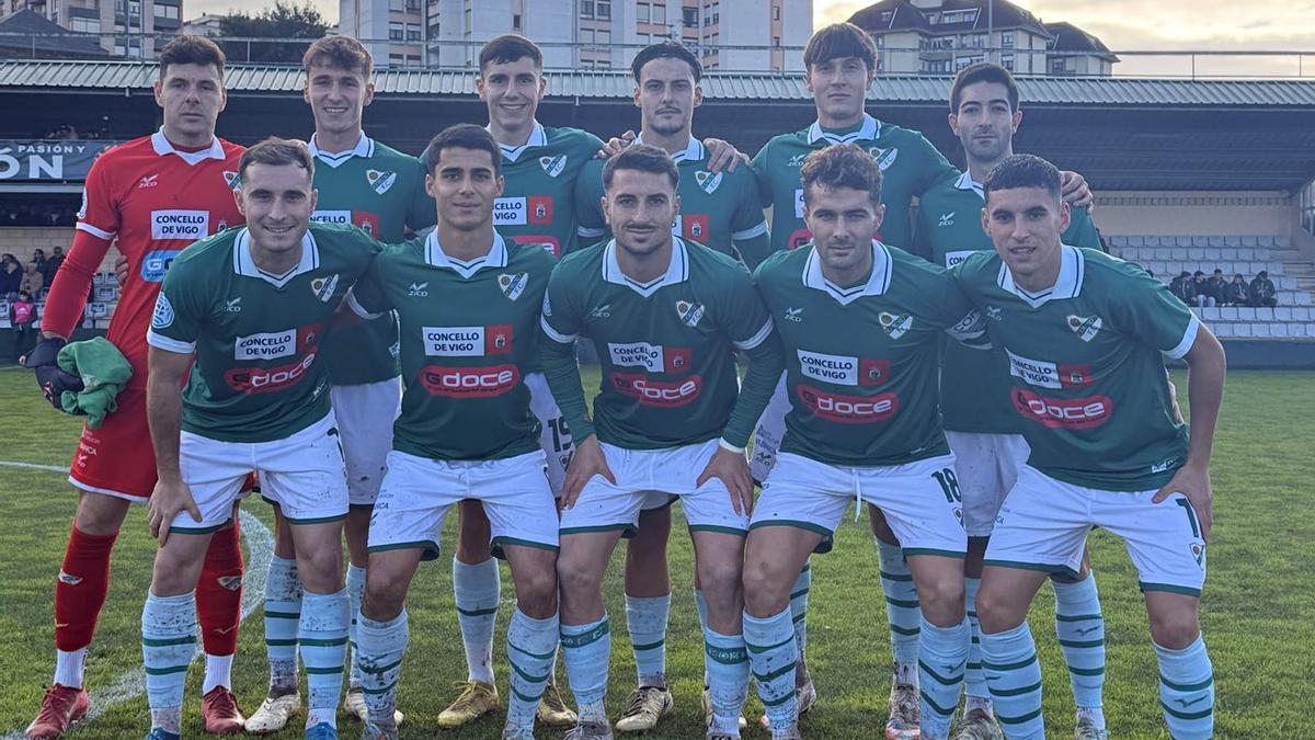 Formación inicial del Coruxo, ayer en el campo de La Planchada en Astillero. |  Coruxo FC