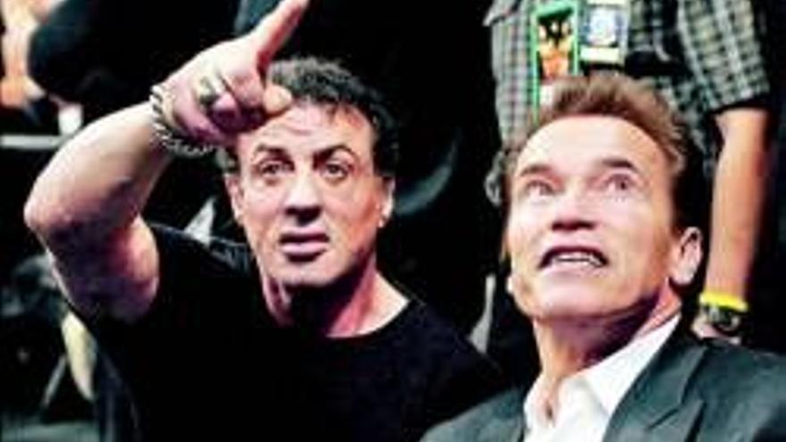 Schwarzenegger hará de gobernador para Stallone