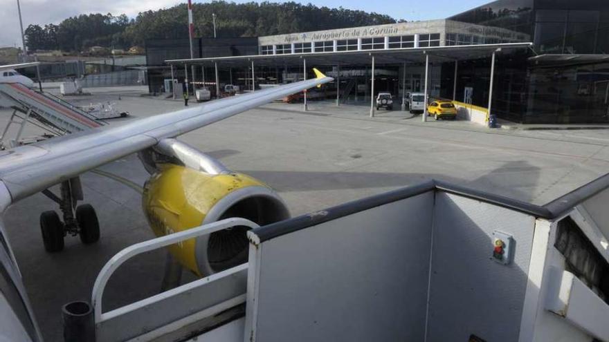 Vista de la terminal de Alvedro desde la escalera de un avión.