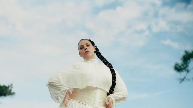 Sheila Patricia nunha imaxe promocional de «Epifanía».
| Nora Galván
