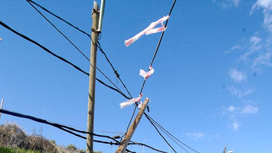 Baches en las vías de la zona alta del barrio de Tafira