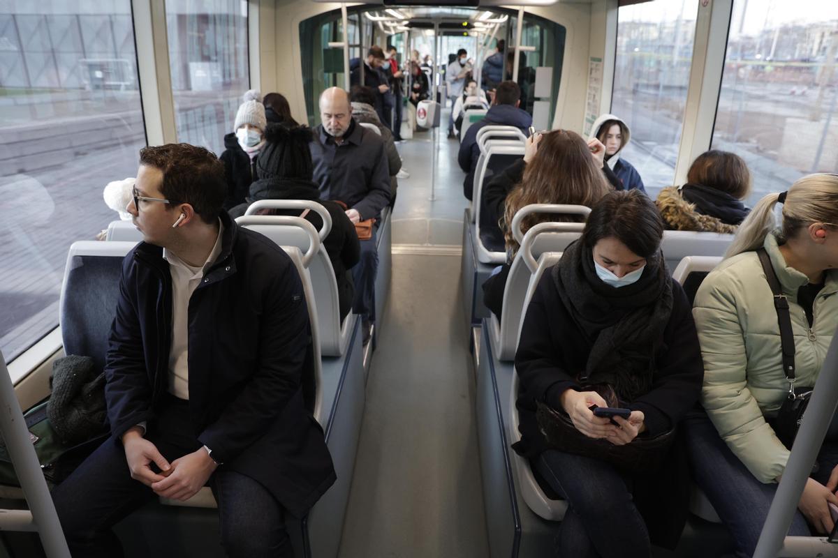 Primer día sin la mascarilla obligatoria en el transporte público