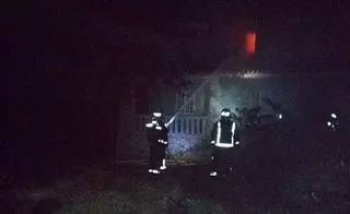 Emerxencias extingue el fuego que calcinaba la casa "okupada" de Teo del "caso Asunta"