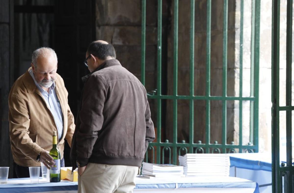 José Ramón Fernández entrega el bollo a uno de los socios de la cofradía.