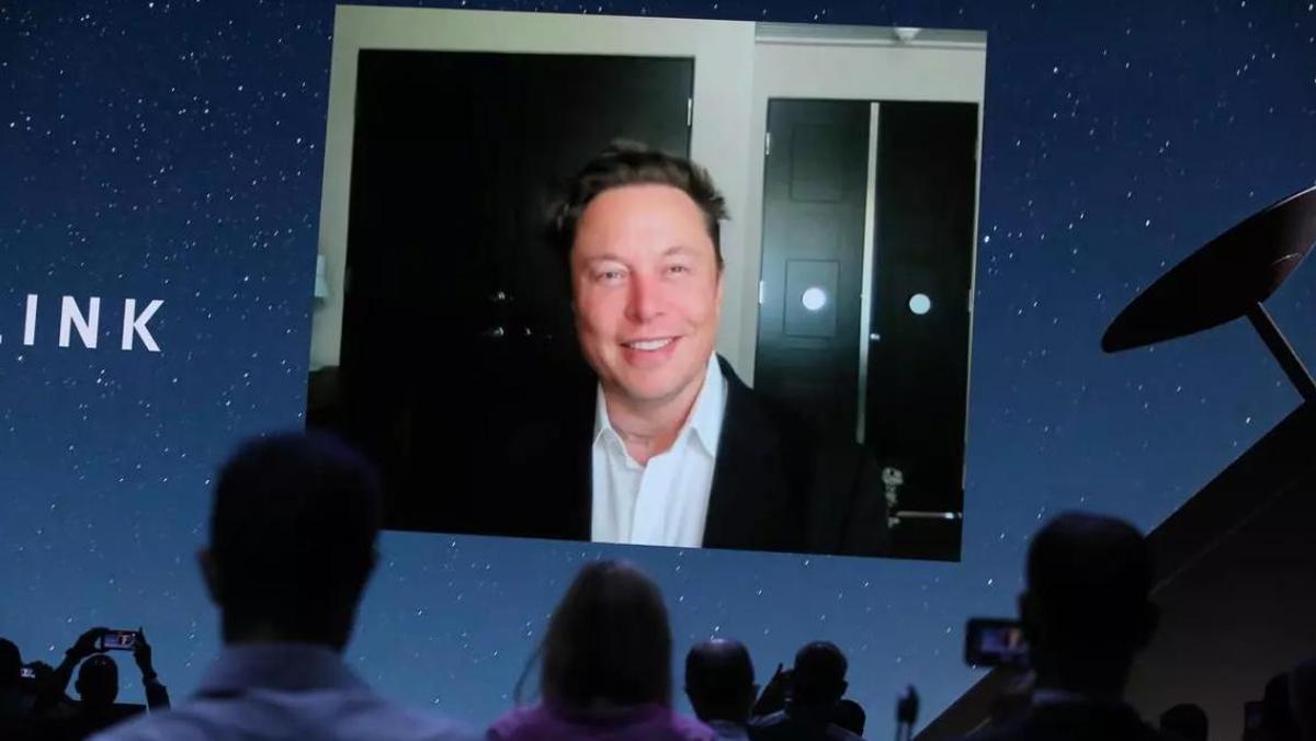 El magnate tecnológico Elon Musk presenta Starlink, su proyecto de internet satelital, durante el MWC 2021.