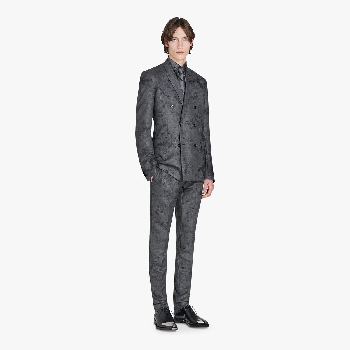 Traje gris masculino de Berluti de chaqueta cruzada que ha llevado Zendaya con corbata gris y zapatos de tacón