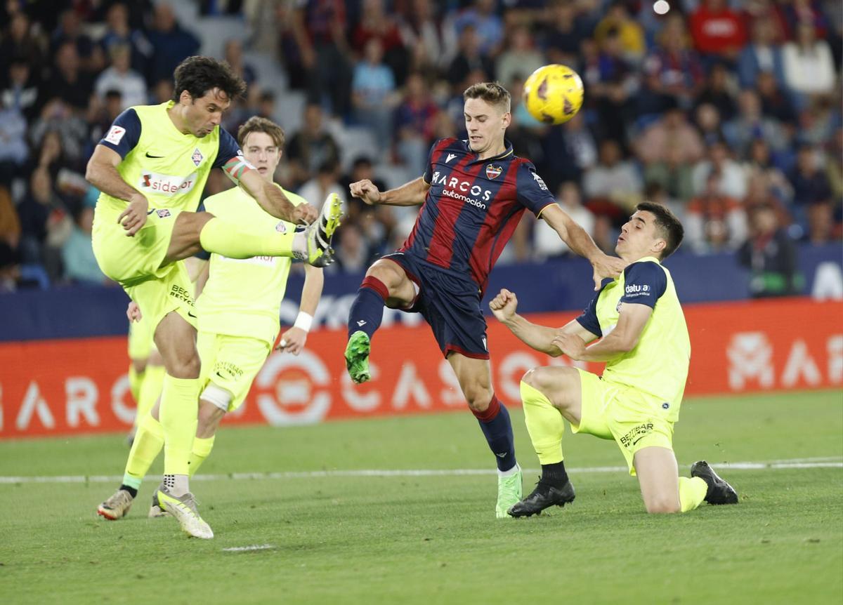 Dani Gómez pelea por un balón frente al Amorebieta