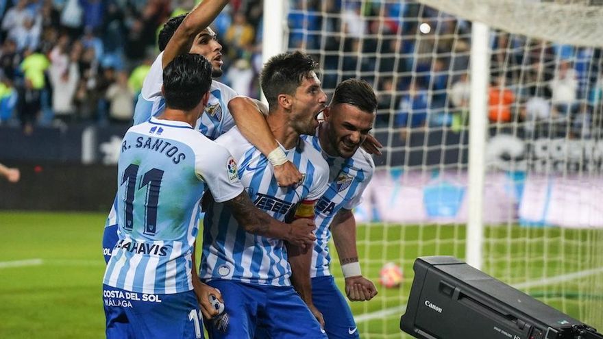 El capitán del Málaga CF, Adrián, celebrando su gol en La Rosaleda frente al Real Oviedo.