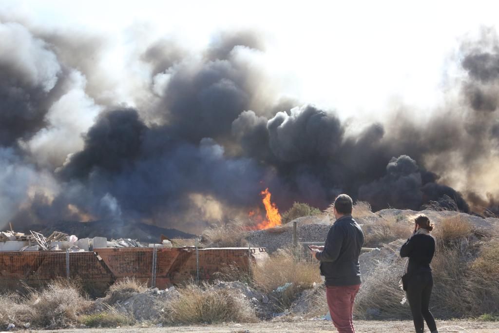 Fuego en el polígono Canastell de San Vicente del Raspeig