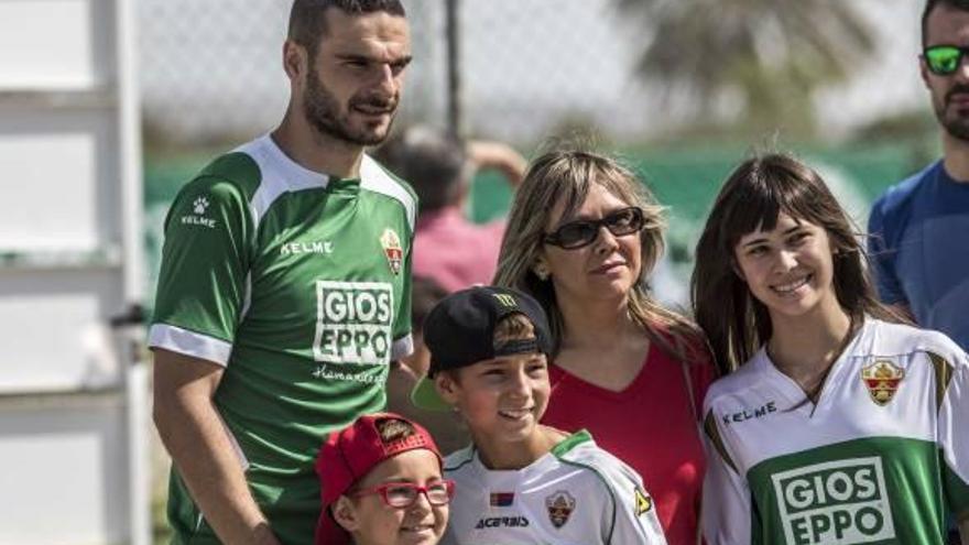 Lombán, ayer tras el entrenamiento, se hace una foto con un grupo de seguidores.