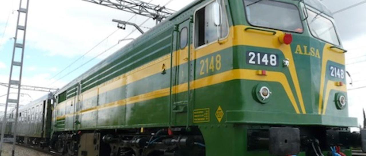 Una locomotora de Alsa, en cabeza del tren &#039;Felipe II&#039;, entre Madrid y El Escorial.