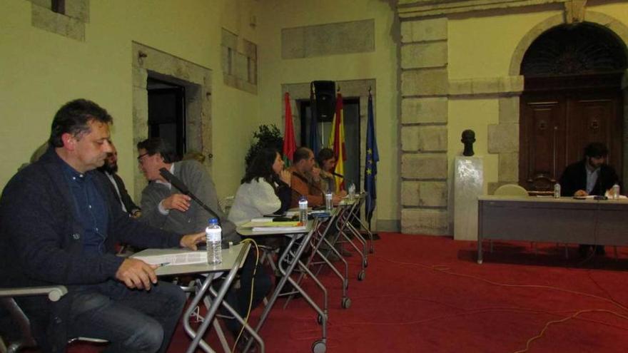 Los miembros del cuatripartito, con el Alcalde a la derecha, en el Pleno de ayer.