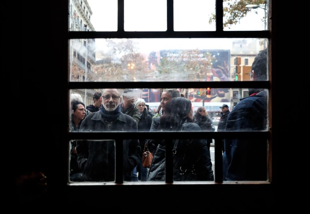 Ciudadanos esperan para depositar su voto