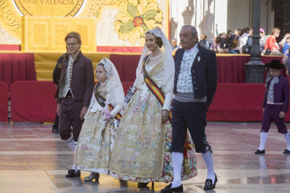 Desfile de las falleras mayores de las diferentes comisiones durante la procesión general de la Mare de Déu dels Desemparats.