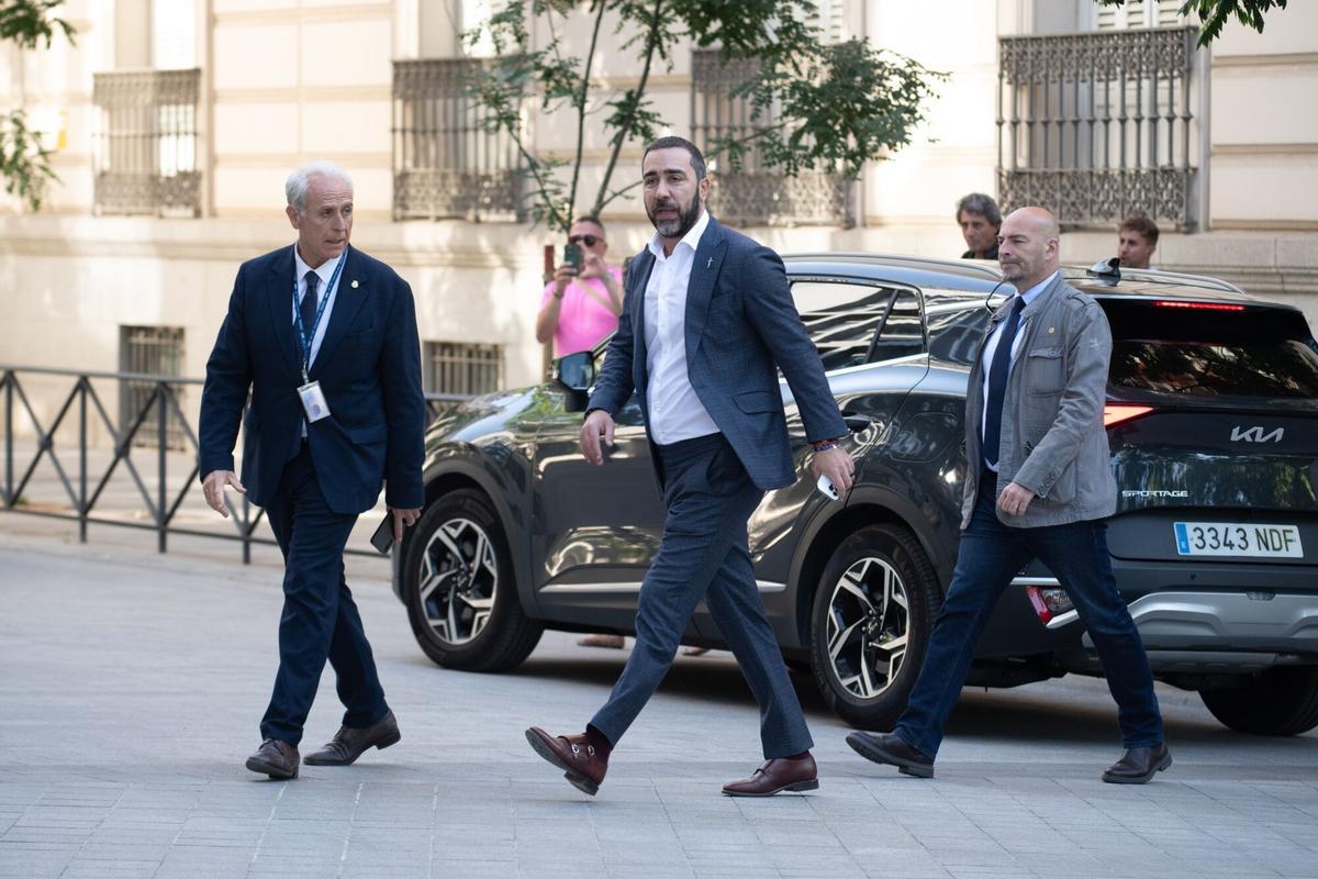 El empresario Víctor de Aldama (c) a su llegada a la Audiencia Nacional, a 21 de mayo de 2026, en Madrid (España). El juez de la Audiencia Nacional que investiga el 'caso Koldo' ha llamado a declarar como investigado al empresario Víctor de Aldama a raíz del informe de la Unidad Central Operativa (UCO) de la Guardia Civil sobre los contratos de material sanitario adjudicados por Baleares a la presunta trama de mascarillas. 21 MAYO 2026 Fernando Sánchez / Europa Press 21/05/2026. Víctor de Aldama;Fernando Sánchez