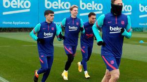 Los jugadores del Barça entrenan en la Ciudad Deportiva