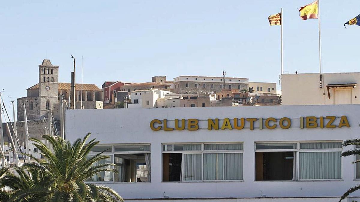 Detalle de la fachada del Club Náutico Ibiza. | VICENT MARÍ