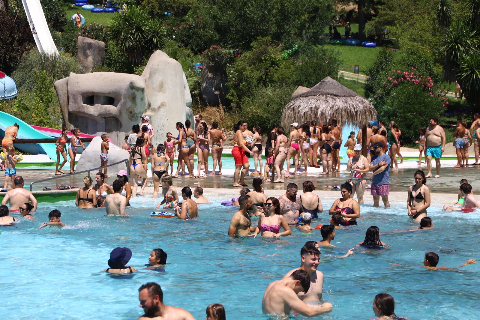 Piscinas abarrotadas en el Aquasierra.