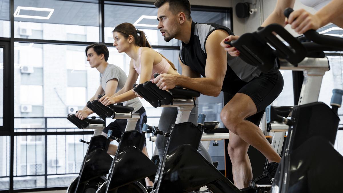 Beneficios de la bicicleta estática; mejora tu salud con estos ejercicios