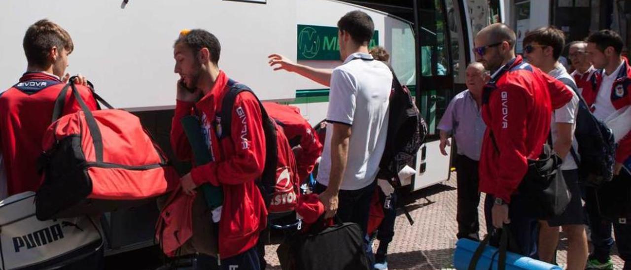 Los jugadores del Langreo, antes de emprender viaje hacia Badajoz.