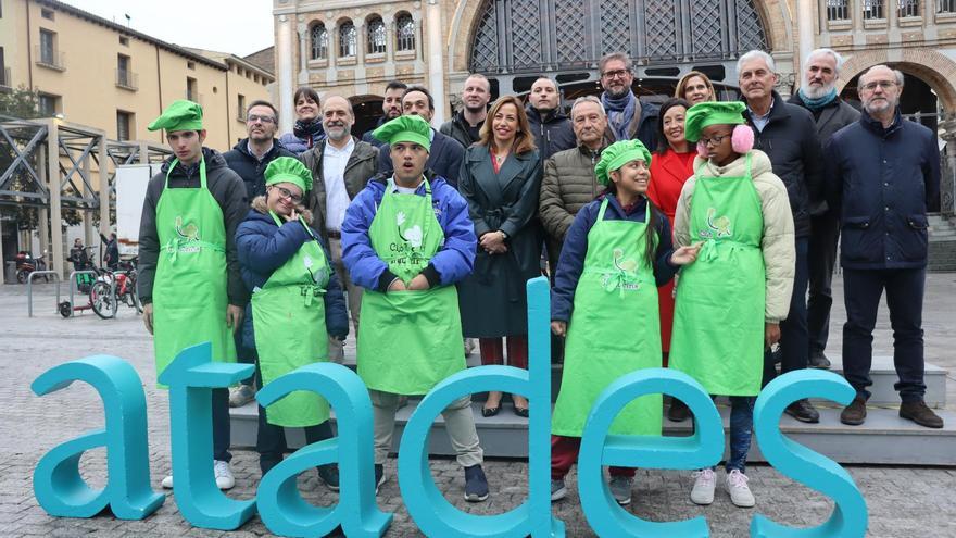 Los alumnos de ATADES y sus maestros cocineros revolucionan el Mercado Central en la presentación de la VIII Gala Benéfica Club Inclucina