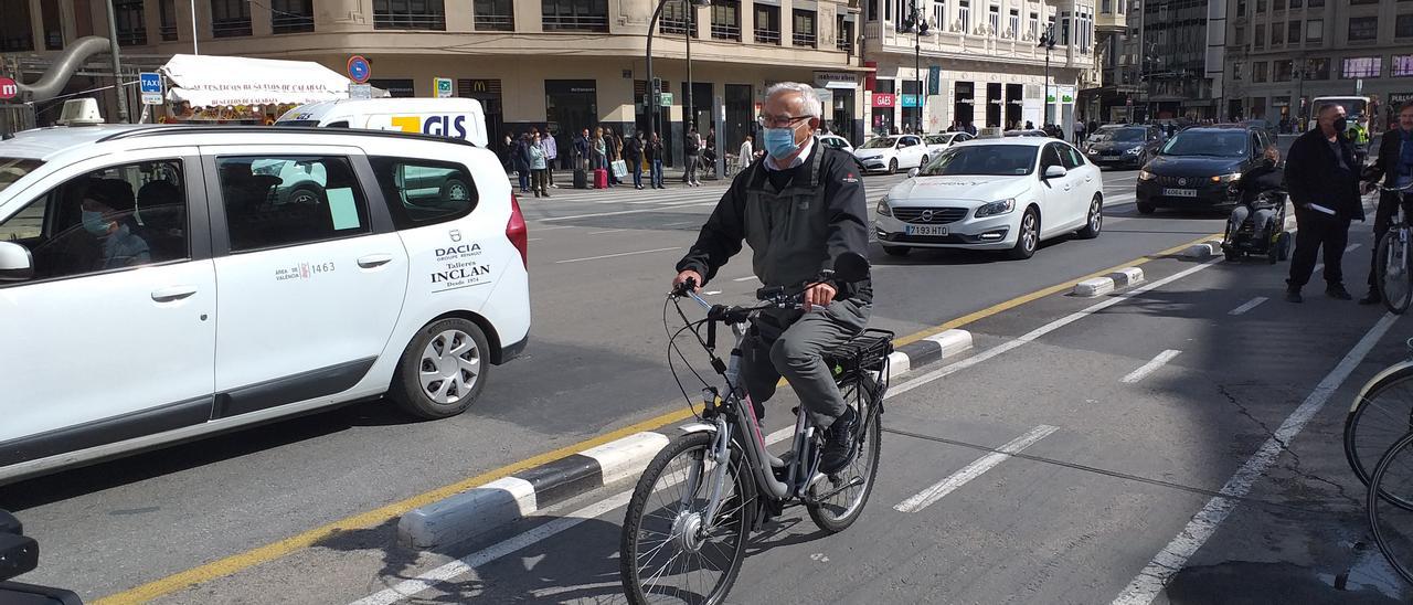 El alcalde circula por el carril bici de la calle Xàtiva.