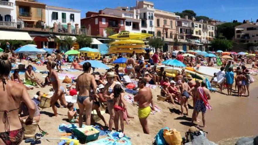 Concentració de banyistes protestant a la platja del Canadell, de Calella de Palafrugell.