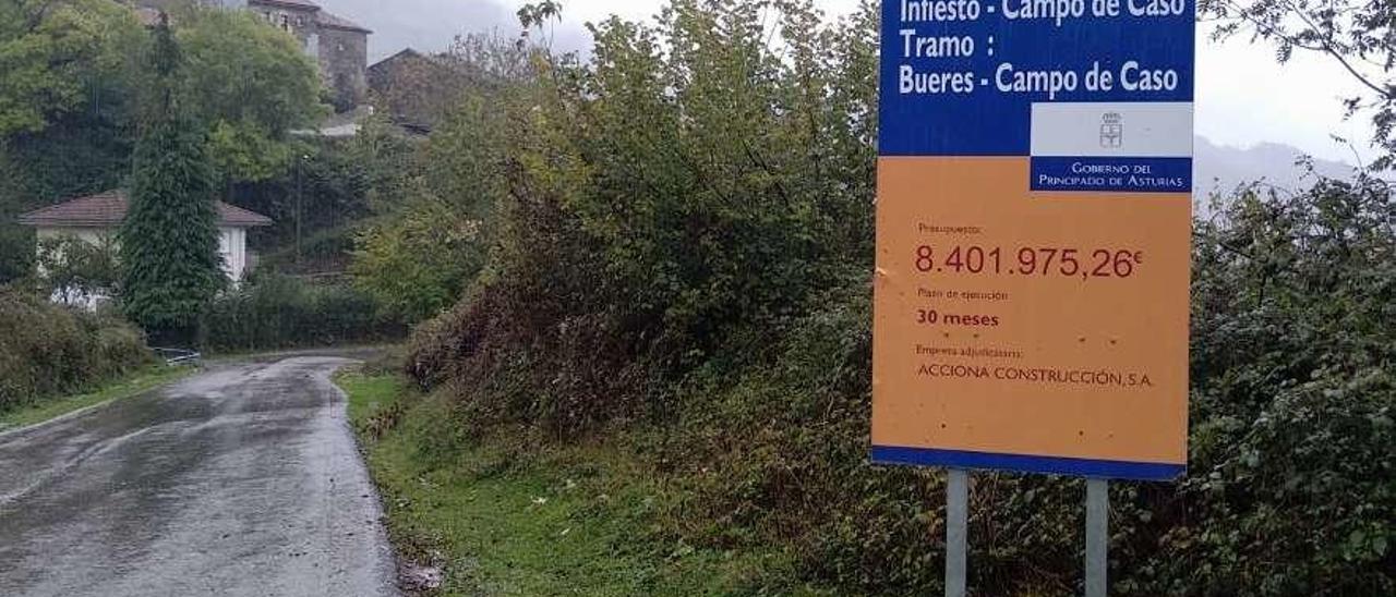 Cartel de obras en la carretera Infiesto-Campo de Caso, a la altura de Bueres.