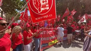 UGT y CCOO concentran a más de 300 delegados ante la patronal hotelera para exigir un convenio "digno" y al grito de "huelga"