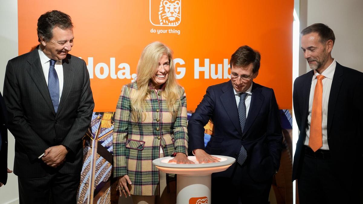 La consejera de Economía, Rocío Albert, y el alcalde de Madrid, José Luis Martínez Almeida, en la inauguración oficial del Hub Tecnológico de ING en Madrid.