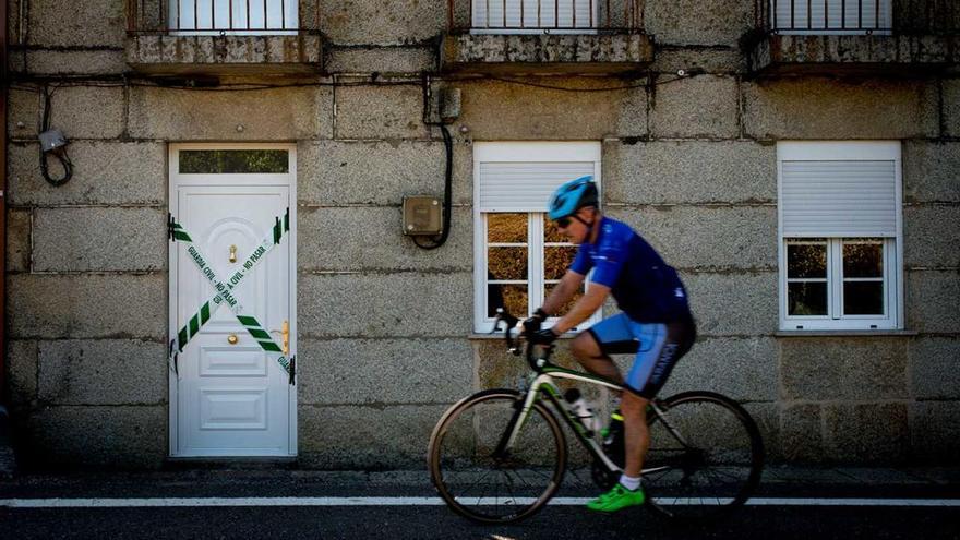 La casa  en Prado (Castrelo de Miño) está precintada tras el tiroteo // B. Lorenzo