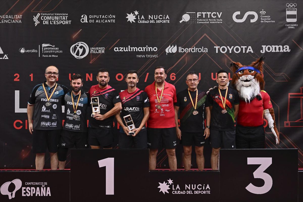 Jordi Saguer i Carles Buixó, a l'esquerra, amb la medalla de plata.