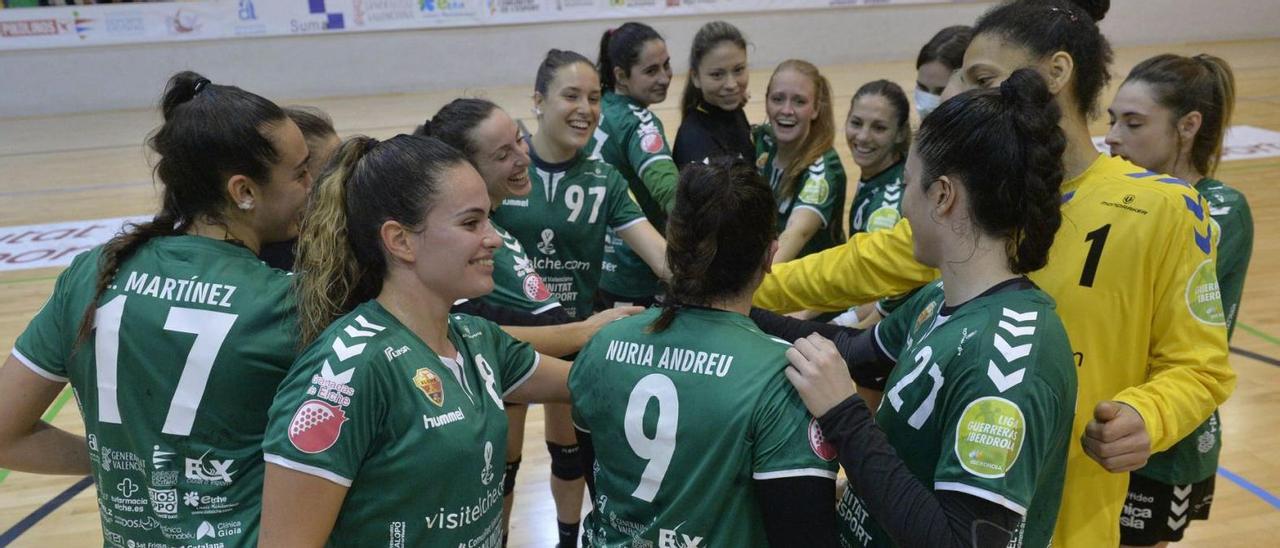 Las jugadoras del Club Balonmano Elche Visitelche.com celebran la contundente victoria al final del encuentro. | MATÍAS SEGARRA