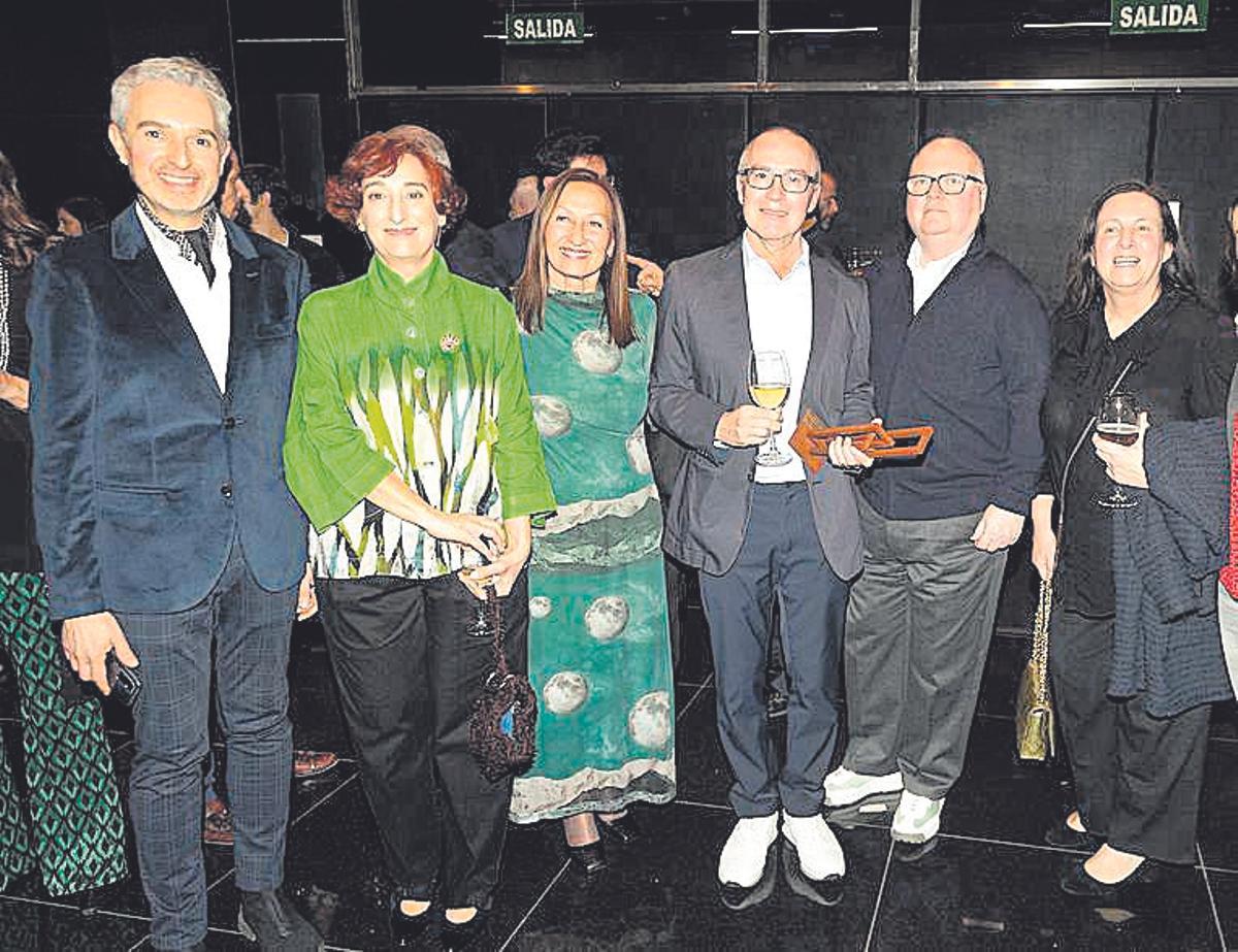 El director del Consorcio de Museos, José Luis Pérez Pont; la conservadora del MACA, Rosa Castells; la artista Mª Dolores Mulá, los coleccionistas Jenkins y Romero, y Pilar Tébar, del Gil-Albert.