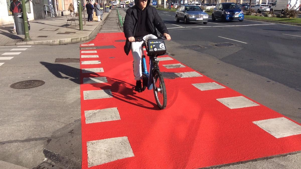 Carril bici pintado de color rojo en A Coruña, en el cruce de Linares Rivas con Menéndez Pelayo.