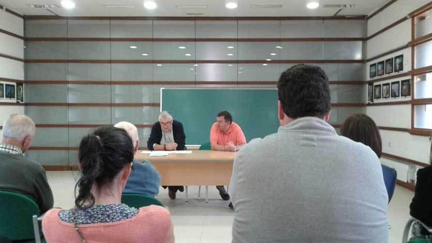 García (al fondo, a la izquierda) y Rojo, durante la charla ofrecida en el centro social de Villamayor.