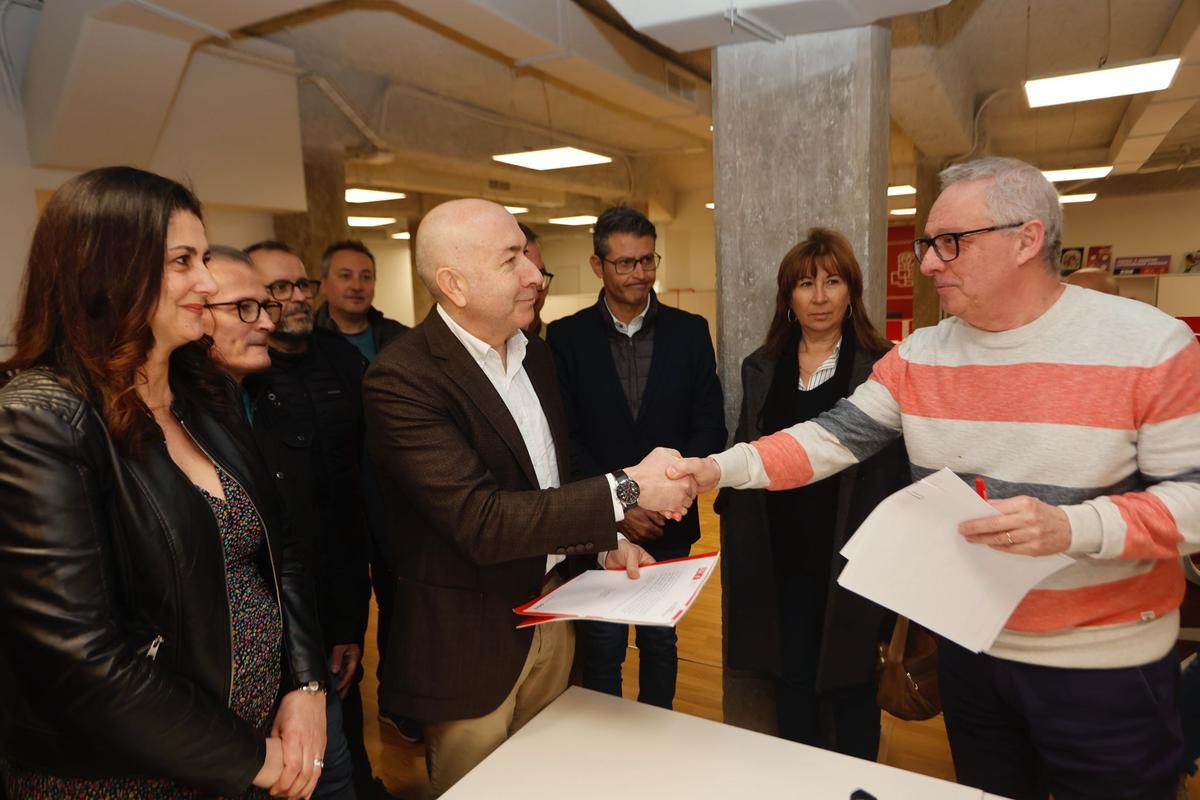 Alejandro Soler entrega la documentación para presentar su precandidatura a las primarias del PSPV-PSOE