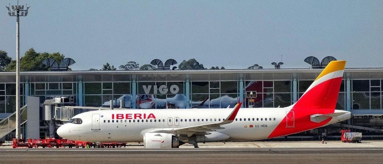 Un avión de Iberia frente al edifico terminal del aeropuerto de Vigo