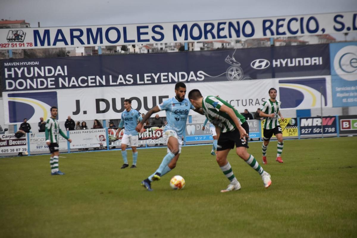 Benji Núñez conduce el balón ante la defensa de un jugador del Quintanar del Rey.