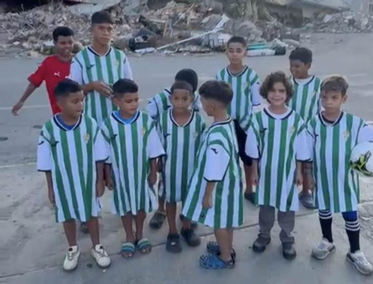 Un grupo de niños venezolanos, con camisetas del Córdoba CF.