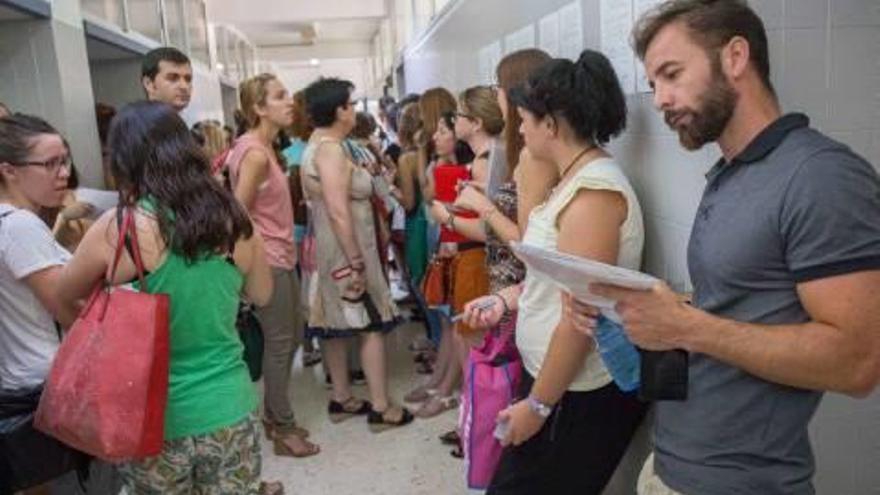 Educación adjudica 10.000 vacantes de profesores tras subsanar los errores